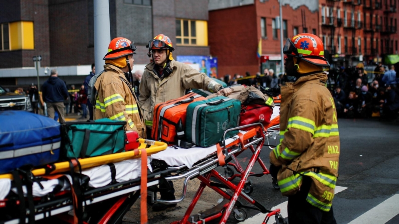 Personal del servicio de emergencias de Nueva York se prepara para atender a los heridos por el tiroteo en una estación de metro de Brooklyn este 12 de abril de 2022.