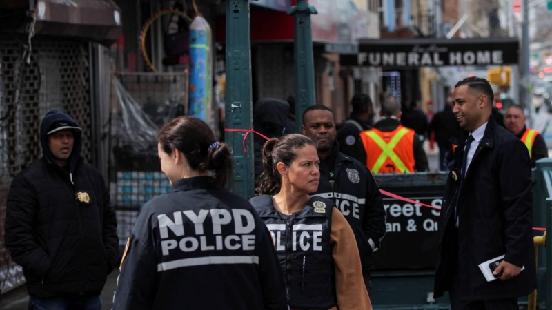 Varios agentes de la Policía de Nueva York en la entrada de la estación de Brooklyn, cerrada al público tras el tiroteo que se ha producido este 12 de abril de 2022.