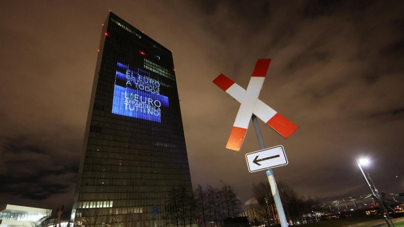 El rascacielos donde tiene su sede el BCE en Fráncfort, iluminado en los actos de conmemoración de los veinte años del euro, en diciembre pasado. REUTERS/Wolfgang Rattay