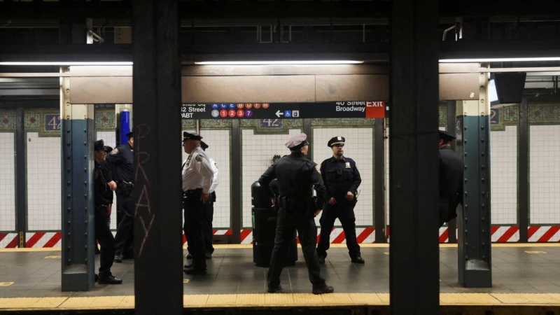 Agentes de Policía e investigadores trabajan en la escena del tiroteo en la estación de calle 36 de Brooklyn este 12 de abril de 2022.