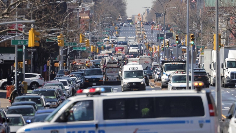 Un furgón de la Policía de Nueva York corta la calle que pasa por encima de la estación de metro de Brooklyn donde se ha producido un tiroteo con varios heridos este 12 de abril de 2022.