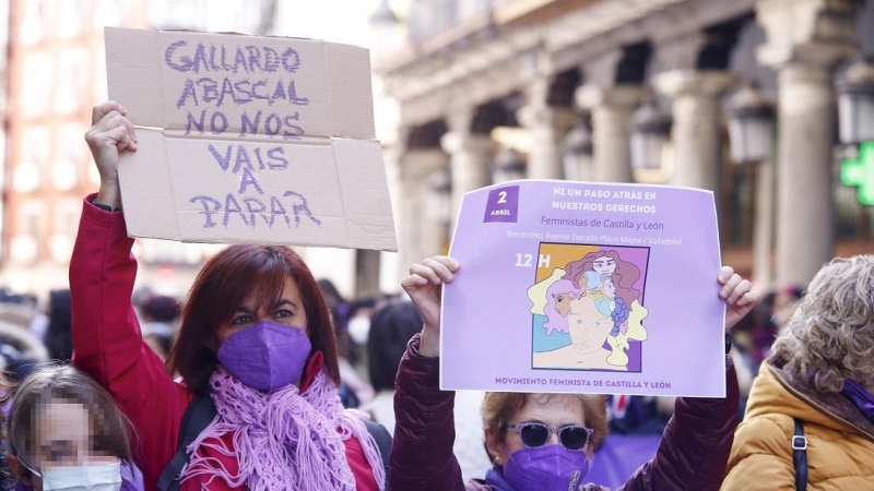 Una mujer porta una pancarta que reza 'Gallardo, Abascal, no nos vais a parar', en una manifestación por la defensa de los derechos de las mujeres, colocadas en el suelo de la plaza Mayor, a 2 de abril de 2022, en Valladolid, Castilla y León