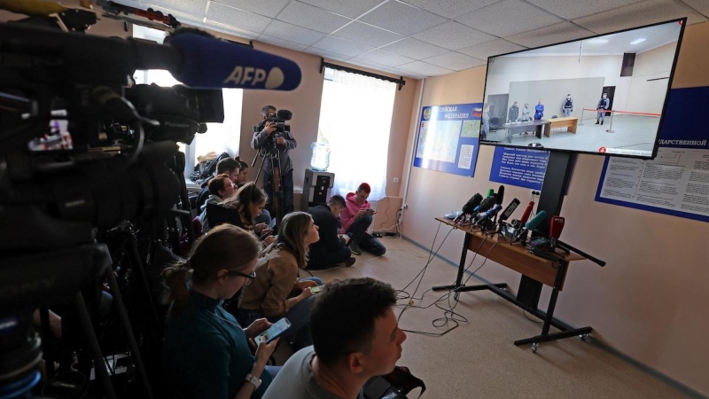 Un grupo de periodistas cubre frente a una pantalla el desarrollo de la audiencia judicial de Navalny, en Pokrov, a 22 de marzo de 2022.