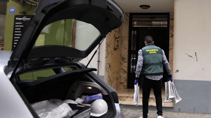 (12/4/2022) La Guardia Civil accede a la vivienda donde ha tenido lugar el suceso.