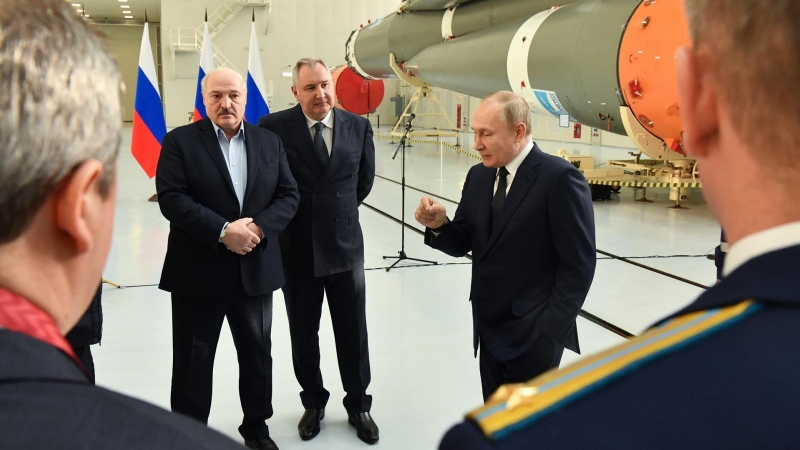 El presidente ruso, Vladimir Putin (derecha), habla junto al presidente bielorruso, Alexander Lukashenko (izquierda), y el director general de la Corporación Espacial Estatal de Roscosmos, Dmitry Rogozin (centro), observan una sala de montaje de cohetes e