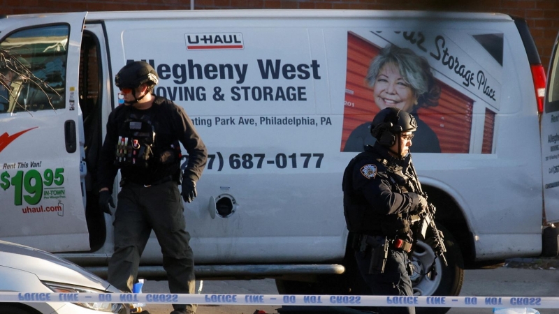 Los agentes del orden investigan una camioneta que, según la policía, está relacionada con el tiroteo en una estación de metro en el distrito de Brooklyn de la ciudad de Nueva York