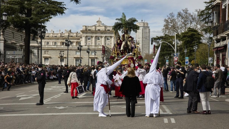 Numerosas personas atienden el paso de la Imagen de Jesús con la Borriquita, por el centro de Madrid, a 10 de abril de 2022, en Madrid (España).