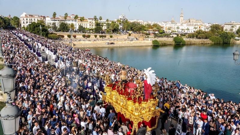 Hermandad de la Estrella por el Altanazo, junto a el Puente de Triana en la Semana Santa del 2022 en Domingo de Ramos a 10 de abril del 2022 en Sevilla (Andalucía, España)