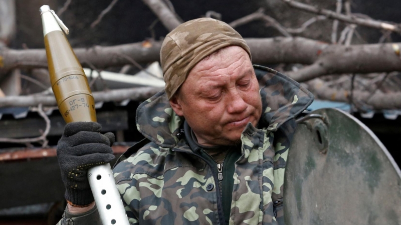 Un miembro del servicio de las tropas prorrusas carga granadas propulsadas por cohetes en un vehículo de combate de infantería durante los combates en el conflicto entre Ucrania y Rusia cerca de una planta de la empresa Azovstal Iron and Steel Works en la