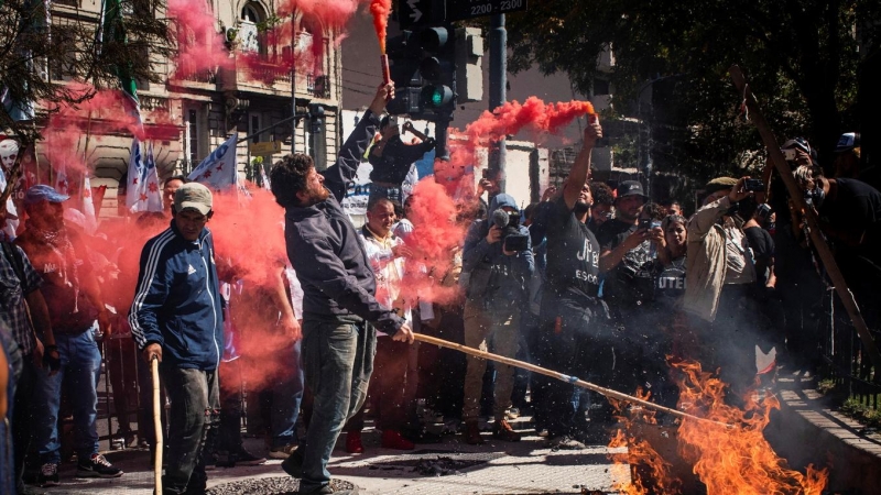 13/04/2022 - Manifestantes participan en una protesta cerca de la embajada británica por el 40 aniversario de la Guerra de las Malvinas de 1982, en Buenos Aires.