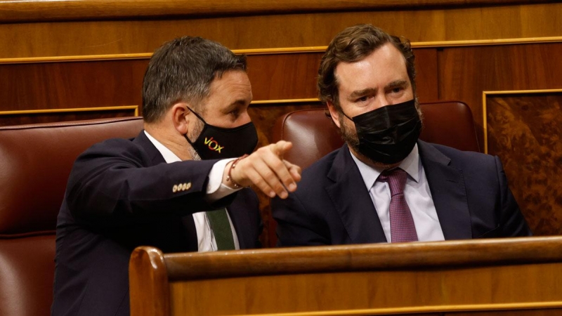 07/04/2022.- El presidente de Vox, Santiago Abascal, y el portavoz parlamentario, Iván Espinosa de los Monteros, en una sesión plenaria. Isabel Infantes / Europa Press