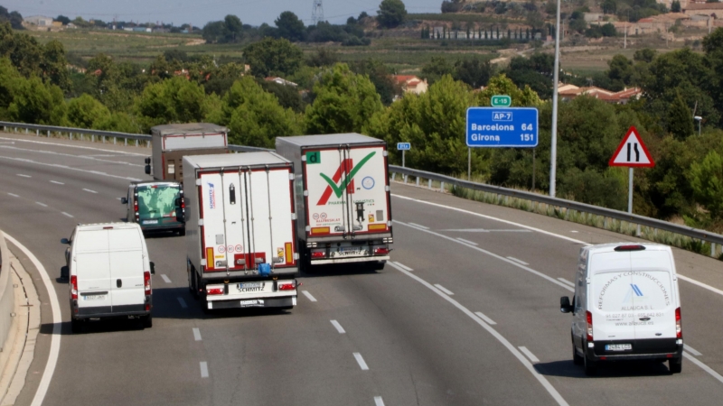 Vehicles circulant per l'AP-7 a l'altura de Banyeres del Penedès durant la primera setmana sense peatges.