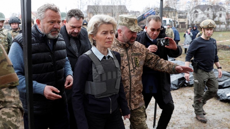 La presidenta de la Comisión Europea, Ursula von der Leyen, durante una visita a la ciudad de Bucha, a 8 de abril de 2022.