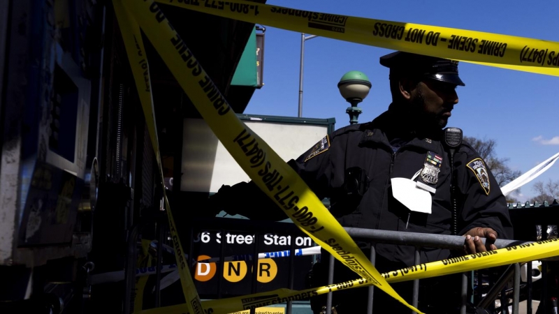 Oficiales de policía de la ciudad de Nueva York en la entrada de una estación de metro de la ciudad de Nueva York donde varias personas fueron baleadas en el distrito de Brooklyn de Nueva York, Nueva York, EE. UU., 12 de abril de 2022.