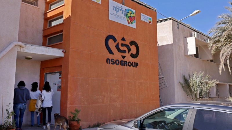 El logotipo de la empresa NSO Group en la fachada de una de sus sucursales en el valle de Aravá, en el sur de Israel, a 8 de febrero de 2022.