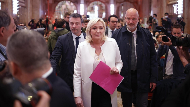 13/04/2022-La candidata del partido francés de extrema derecha Agrupación Nacional (RN), Marine Le Pen, llega para dar una rueda de prensa sobre su política de Asuntos Exteriores en el hotel Salons Hoche en París, Francia, el 13 de abril