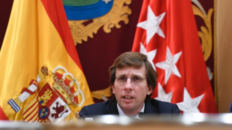 El alcalde de Madrid, José Luis Martínez-Almeida, durante la rueda de prensa celebrada este jueves en la Junta Municipal de Vallecas en Madrid.