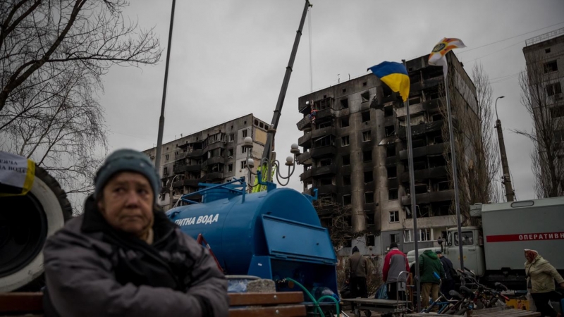 Bomberos realizan trabajos de demolición en un apartamento que sufrió daños tras un ataque con artillería pesada, hoy, en Borodianka (Ucrania)