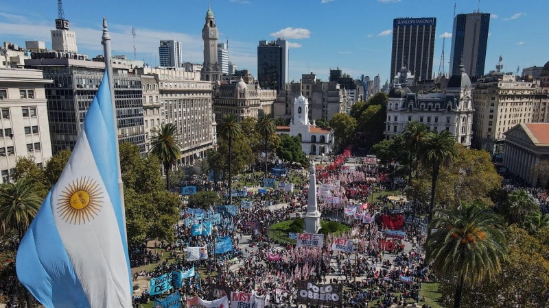 13/04/2022 Vista aérea de una manifestación en Buenos Aires solicitando más ayudas sociales ante la elevada inflación en Argentina
