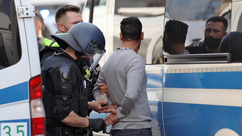 Agentes de policía arrestando a un hombre (9/5/22).