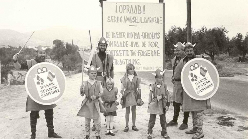 Ciudadanos daneses que fueron al pueblo de Huéscar (Granada) a la 'firma del tratado' de paz con su país, con el lema de 'amistad hispano-danesa', escrito en su idioma, en los escudos.