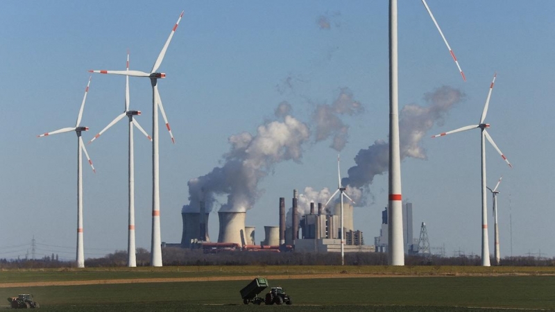 Un parque eólico de la eléctrica alemana RWE, frente a una de sus centrales de carbón, en Neurath, al noroeste de Colonia (Alemania).