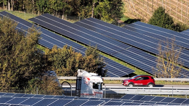 Una planta de energía solar fotovoltaica cerca de Mainburg, al noroeste de la capital bávara, Múnich (Alemania).