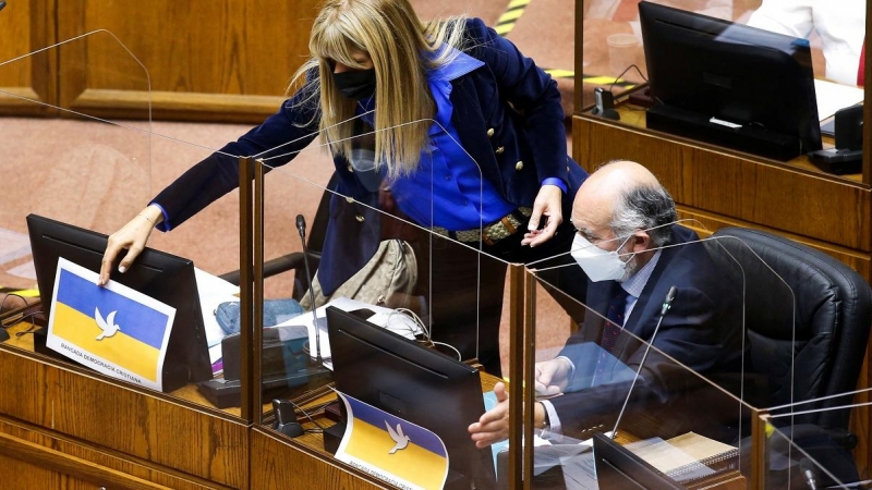 06/04/2022 Diputados chilenos colocan la bandera ucraniana en su escaño en el Senado