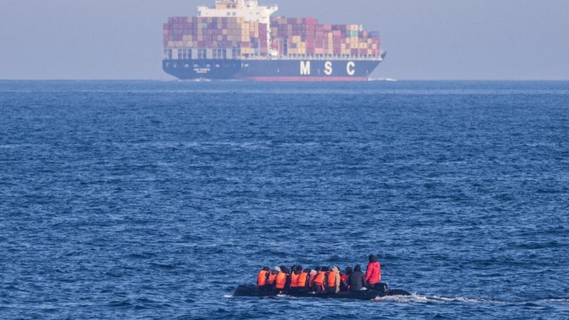 El 15 de marzo de 2022, migrantes con chalecos salvavidas en un bote mientras cruzan el Canal de la Mancha de Francia a Gran Bretaña.
