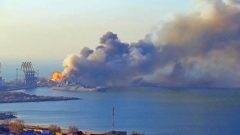 Incendio del buque insignia de la Flota del Mar Negro de la Armada Rusa, el navío 'Moskva'