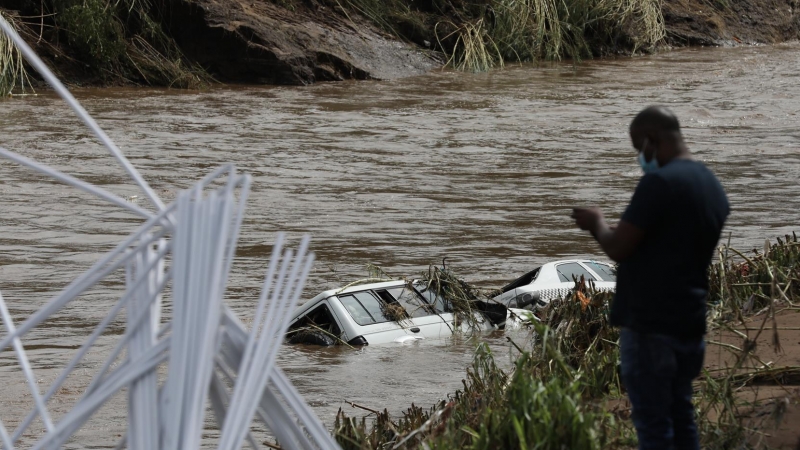 Dos automóviles se sumergen en las aguas de la inundación cerca de Durban, Sudáfrica, el 12 de abril de 2022.