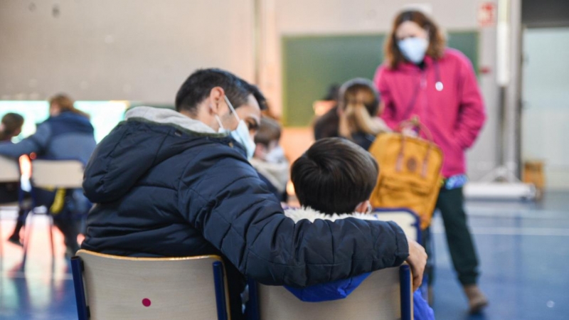 Un niño espera para recibir la vacuna contra el coronavirus en el CEIP Campanar, a 13 de enero de 2022, en València.