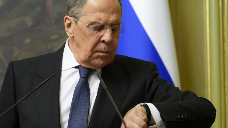 El ministro de Relaciones Exteriores de Rusia, Sergei Lavrov, mira su reloj durante una conferencia de prensa en Moscú, el 8 de abril de 2022.