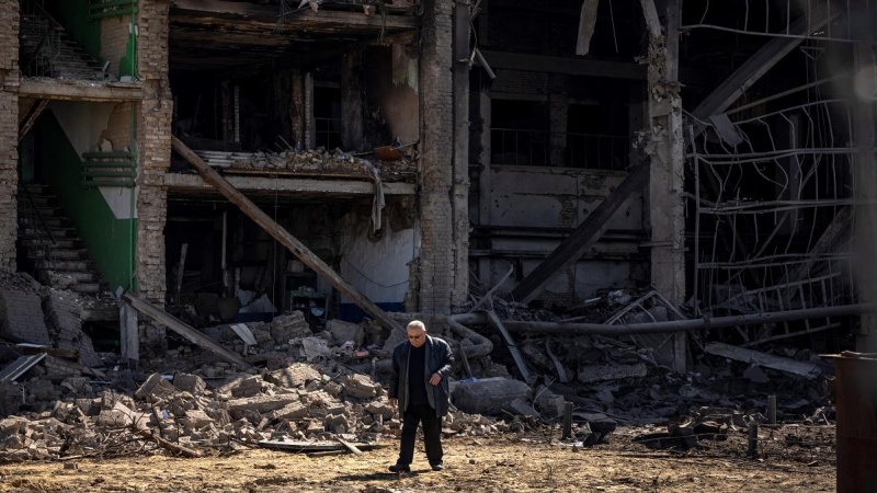 15/04/2022 Un hombre camina cerca de un edificio cuya fachada ha sido destruida en el completo militar-industrial de Vizar, en la ciudad de Vyshneve