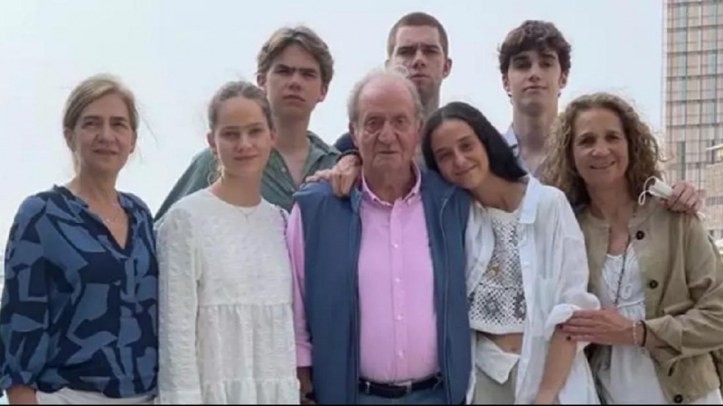 El rey emérito, Juan Carlos I, posa junto a las infantas Cristina y Elena y algunos de sus nietos, en Abu Dabi