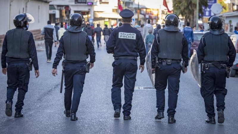 Las fuerzas de seguridad marroquíes se despliegan para dispersar una manifestación en la ciudad de Rabat el 7 de noviembre de 2021
