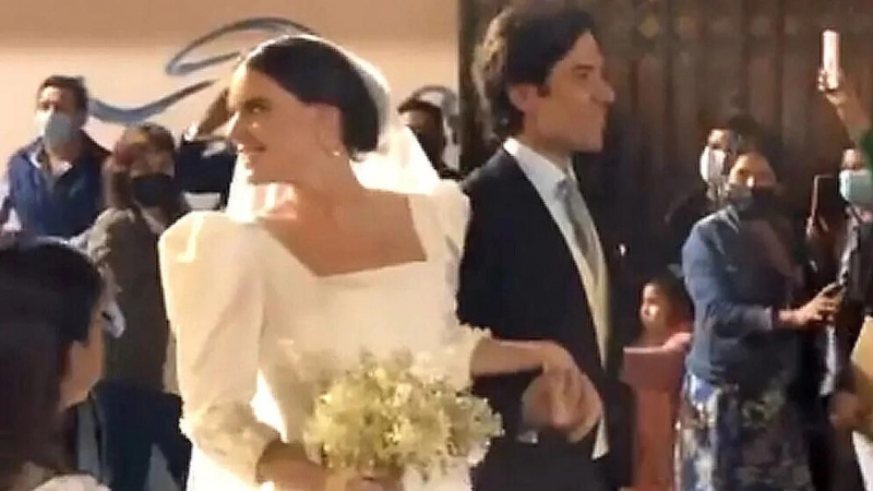 Belén Barnechea y Martín Cabello de los Cobos, durante su boda el pasado 9 de abril, en Lima (Perú).