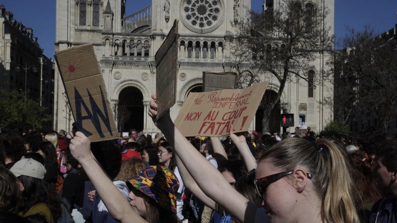 16/04/2022 Manifestantes protestan contra la ultraderecha en París