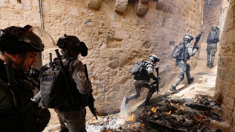 La policía fronteriza israelí persigue a los manifestantes palestinos en el área frente a la Puerta de los Leones en la Ciudad Vieja de Jerusalén, el 17 de abril de 2022.