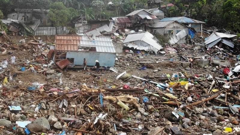 14/04/2022 Una imagen aérea muestra a ciudadanos caminando entre las viviendas destrozadas por la tormenta tropical en la localidad de Pilar, en Filipinas
