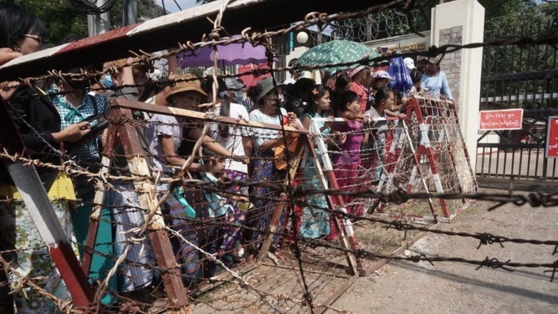 Los familiares esperan frente a la prisión de Insein la liberación de los prisioneros en Yangon el 17 de abril de 2022.