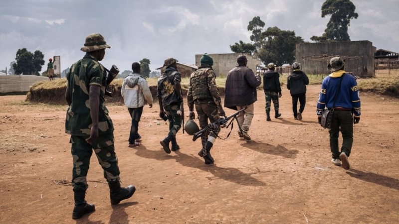 Comandantes del grupo armado URDPC/CODECO (Union des Révolutionnaires pour la Défense du Peuple Congolais/Coopérative pour le Développement du Congo) caminan por el pueblo de Linga el 13 de enero de 2022