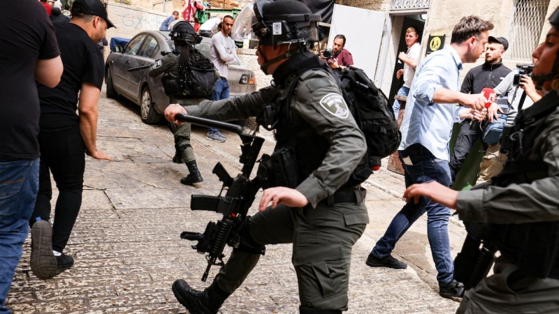 La policía fronteriza israelí persigue a jóvenes palestinos en la Ciudad Vieja de Jerusalén, el 17 de abril de 2022.