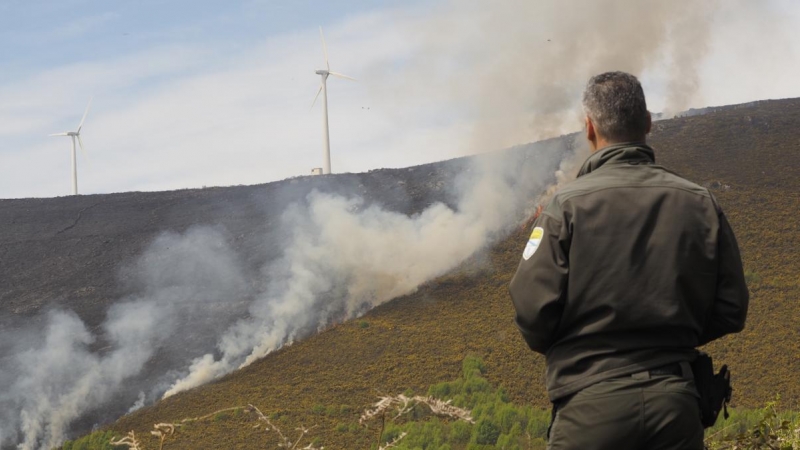 Incendio forestal en el municipio lucense de Palas de Rei, a 17 de abril de 2022.
