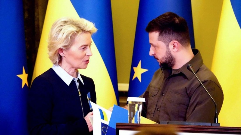 La presidenta de la Comisión Europea, Ursula von der Leyen (L), habla con el presidente ucraniano Volodymyr Zelensky durante una conferencia de prensa después de su reunión, a 8 de abril de 2022.