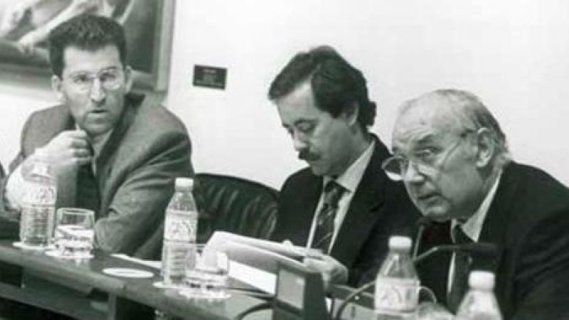 18/4/22 Feijóo con Romay  Beccaría en una de las muchas comisiones parlamentarias en las que participó entre 1991 y 1996. Aunque Feijóo no era diputado, actuaba como portavoz único de la Consellería de Sanidade / Foto: Archivo del Parlamento de Galicia