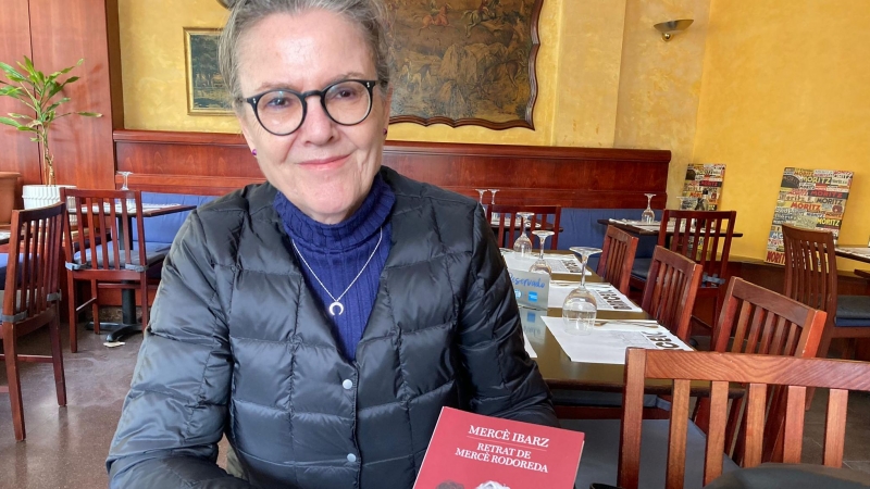 Mercè Ibarz amb el seu llibre sobre Rodoreda, durant l'entrevista.