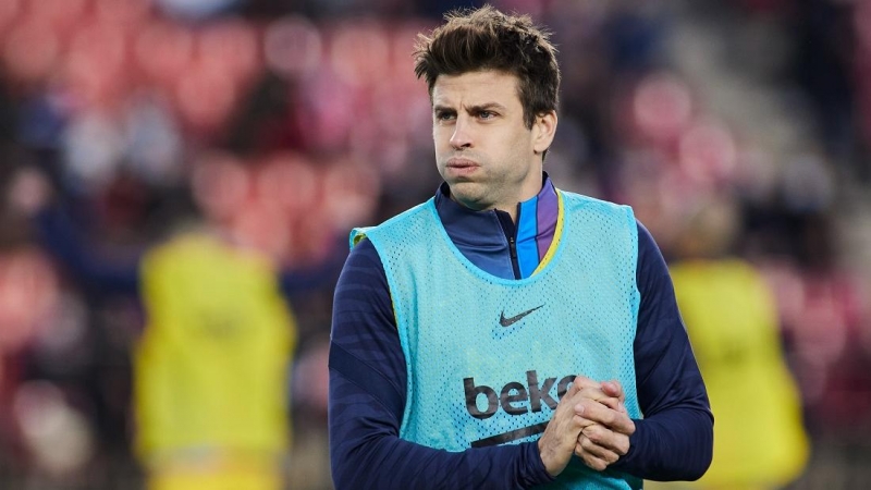 Gerard Pique del FC Barcelona se calienta durante la liga española, la Liga Santander, partido de fútbol jugado entre Granada CF y FC Barcelona en el estadio Nuevo Los Carmenes el 8 de enero de 2022, en Granada, España.