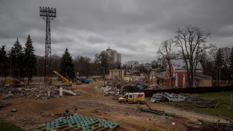 Fotografía del 16 de abril del 2022 en la que se muestran los daños causados por el impacto de un misil en Chérnigov (Ucrania).