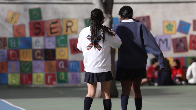 19/04/2022-Dos niñas en el patio del colegio, en el colegio Blanca de Castilla, a 10 de febrero, en Madrid